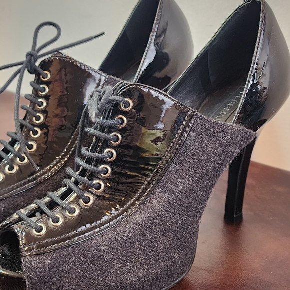 BCBGMAXAZRIA Platform Patent Leather Tweed Lace Up Peep Toe Booties Size 5.5B - Picture 4 of 8